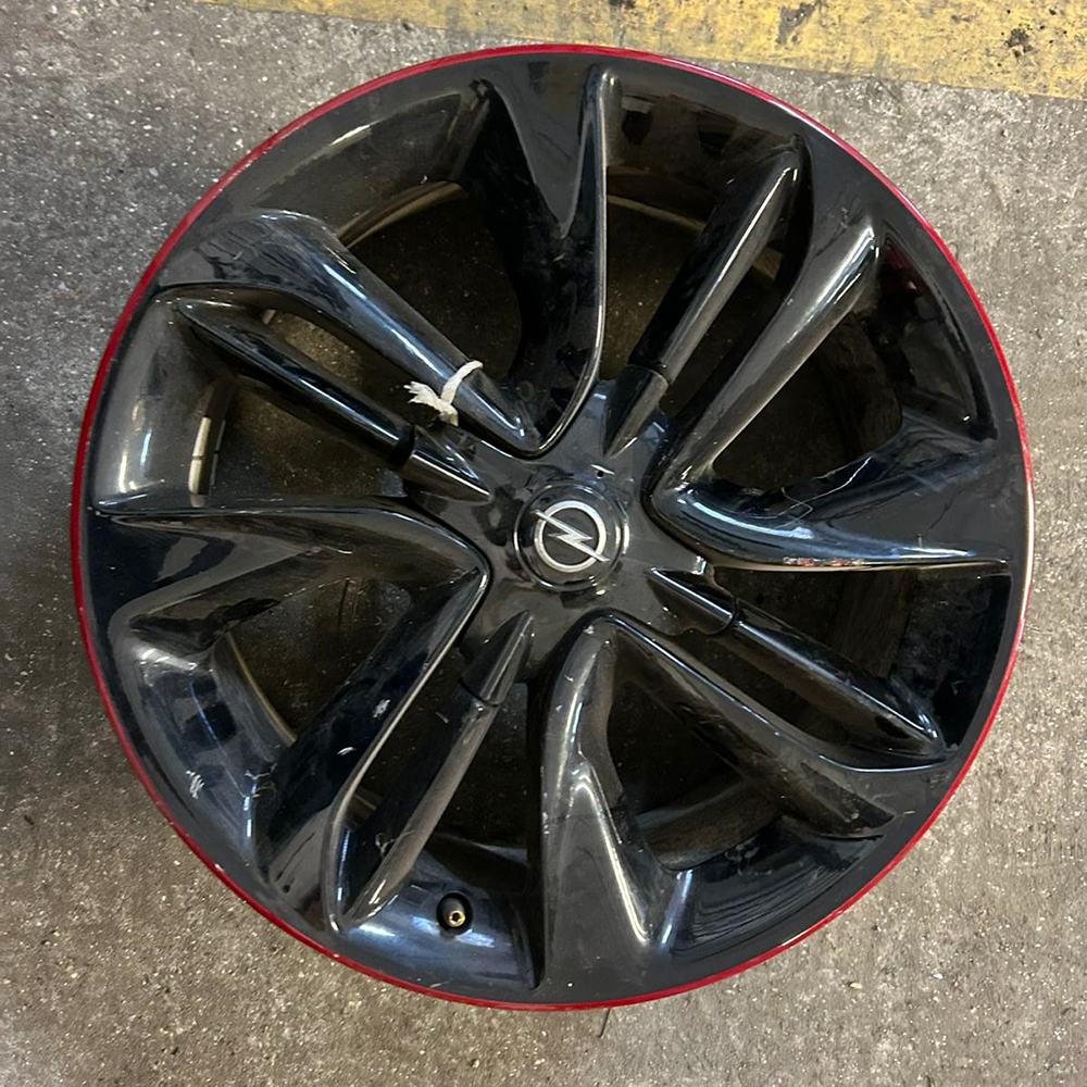 Cerchi in Lega Originali Opel Adam 2019 Swiss Blade "Black/Red 'n' Roll [4 Fori] R17x7J S22 [2 unità]